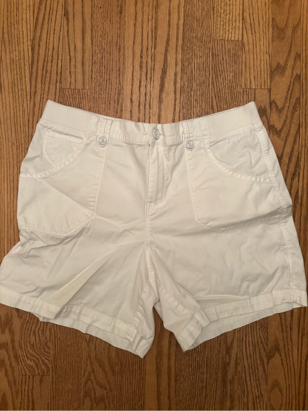 Gloria Vanderbilt white short size 12